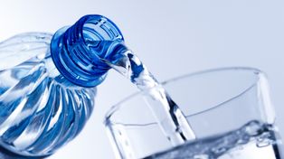 Pijesz za dużo wody? Tych sygnałów nie warto ignorować