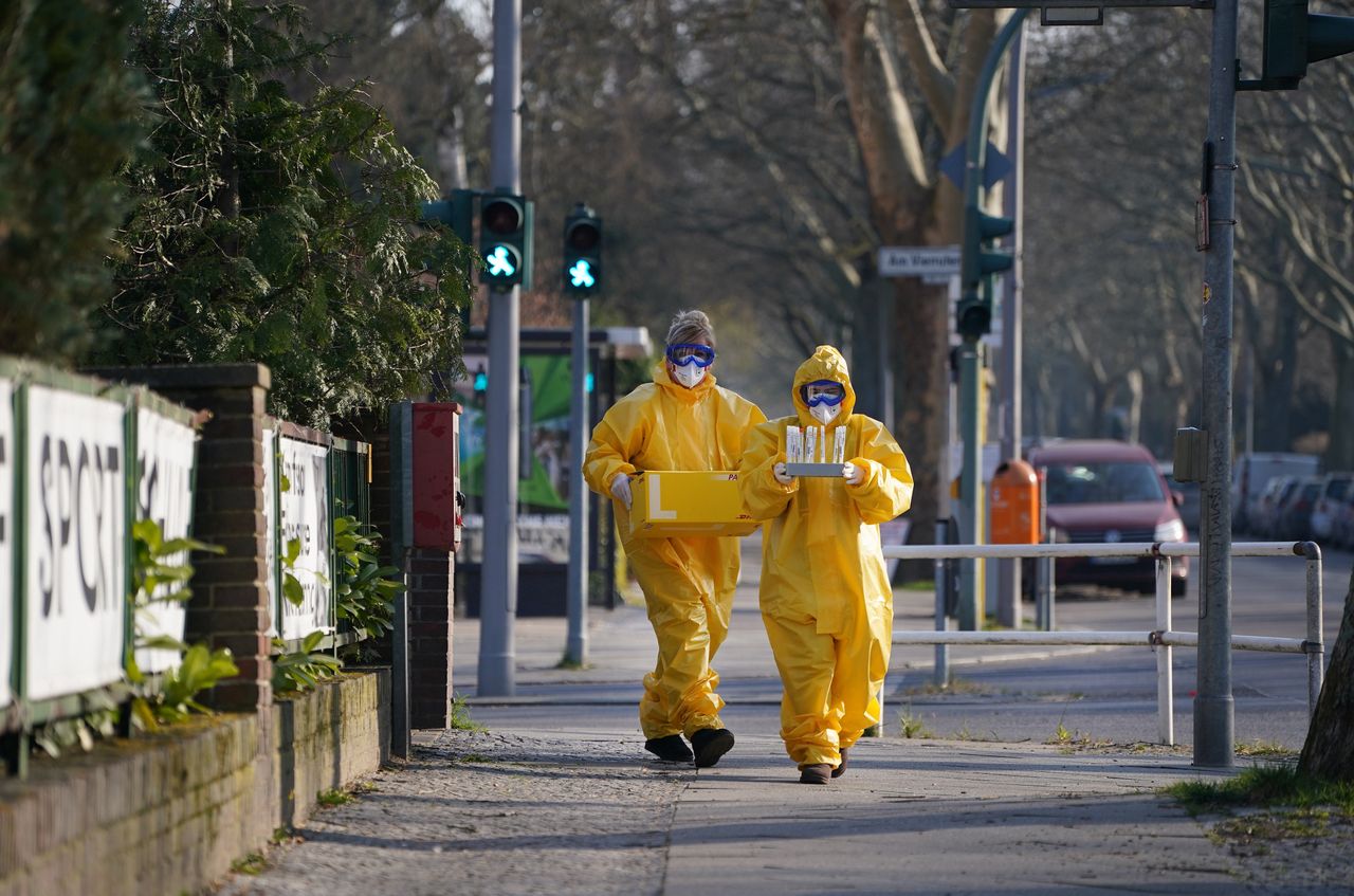 Koronawirus. Polska. Dr Paweł Grzesiowski: "wiemy, że sieją wesela, sieją szkoły, dyskoteki, imprezy" (Getty Images, Fot: Sean Gallup)