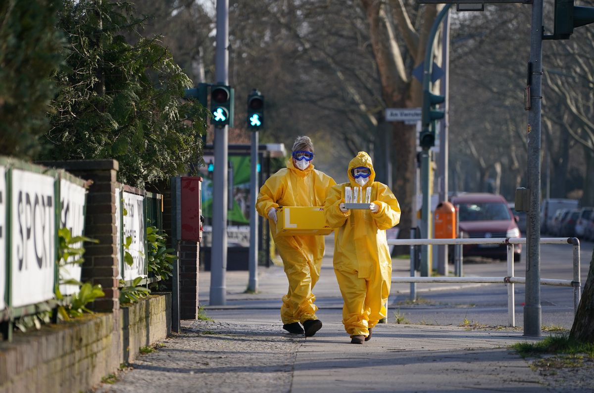 Koronawirus. Polska. Dr Paweł Grzesiowski: "wiemy, że sieją wesela, sieją szkoły, dyskoteki, imprezy" (Getty Images, Fot: Sean Gallup)