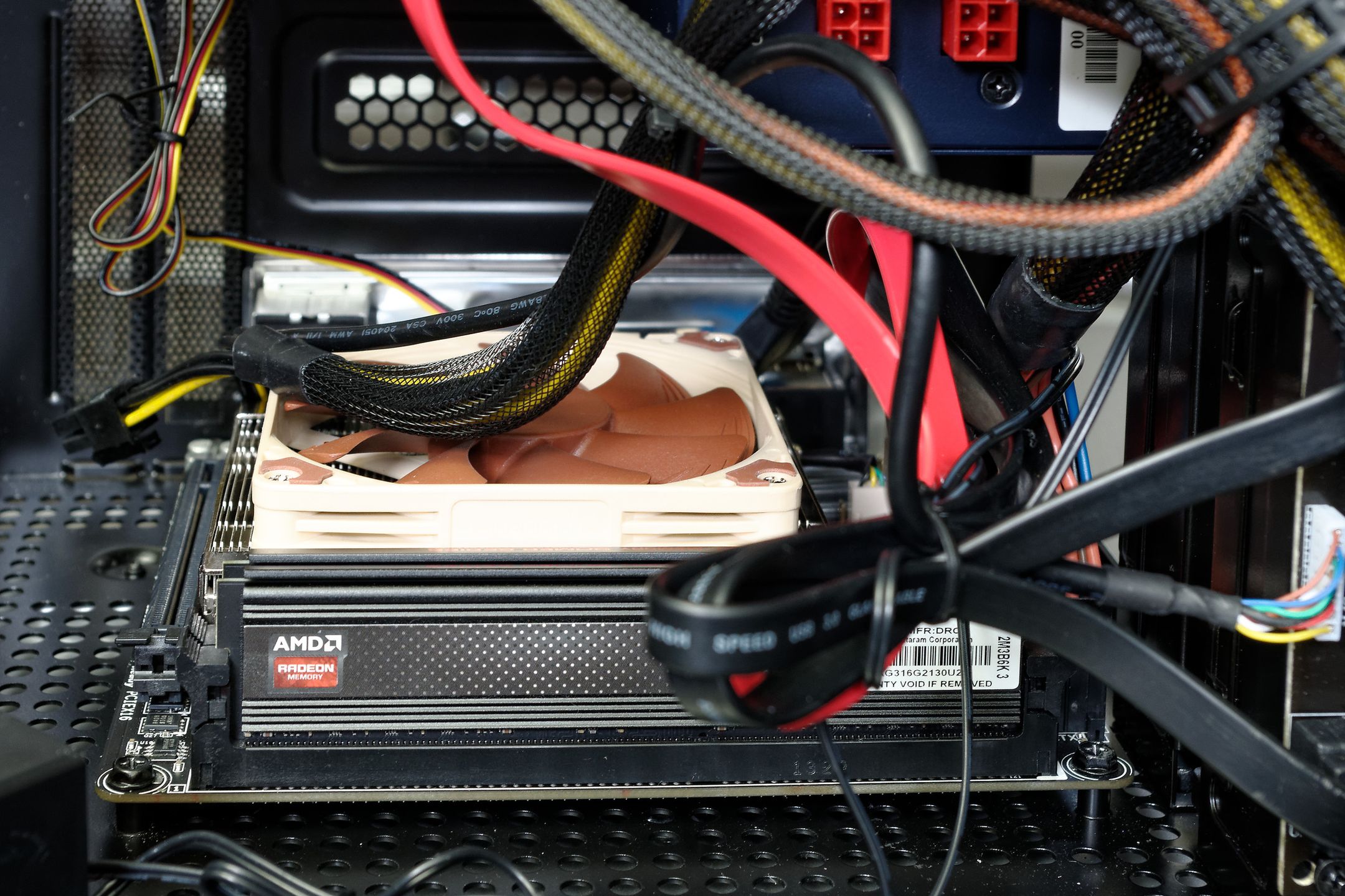 W środku widowiskowej obudowy, widać certyfikowane kostki DIMM