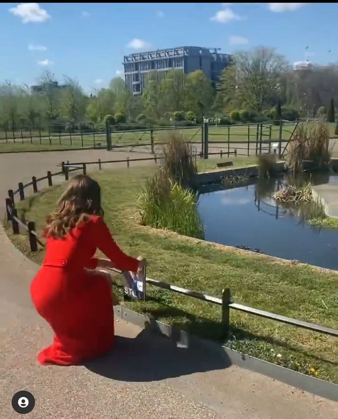Księżna Kate w czerwoKsiężna Kate w czerwonym płaszczuym płaszczu