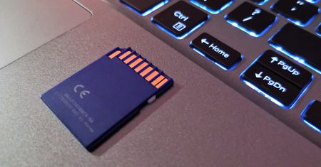 Blokada majowej aktualizacji Windows 10? Problemem może być pendrive lub karta SD
