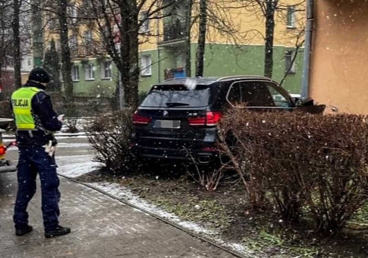 Samochód zatrzymał się na ścianie budynku