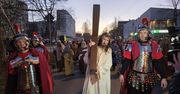 Misterium Męki Pańskiej 2026 w Piotrkowie. Kilkaset osób przeszło ulicami miasta z widowiskiem pasyjnym do klasztoru o.o. Bernardynów