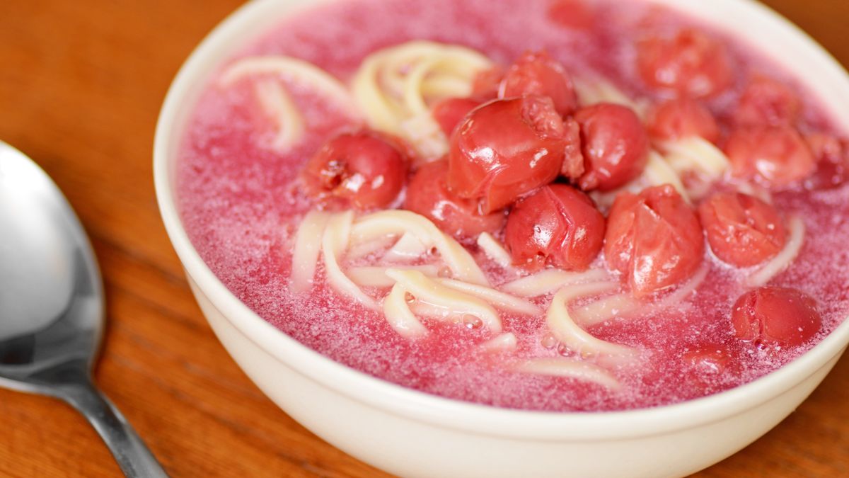 Zupa wiśniowa jest kwaskowata, ale tez słona i słodka jednocześnie. 