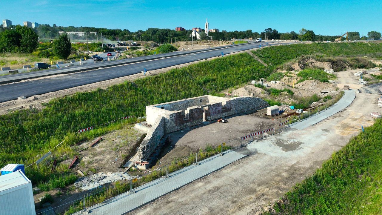 Zabytkowy schron leżał na trasie budowy S7. Rozebrali go, przenieśli i odbudowują w innym miejscu. Będzie tuż przy ścieżce rowerowej