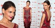 Nieśmiała Katie Holmes na czerwonym dywanie