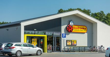 Biedronka i DHL budują sieć automatów paczkowych. 600 maszyn już stoi