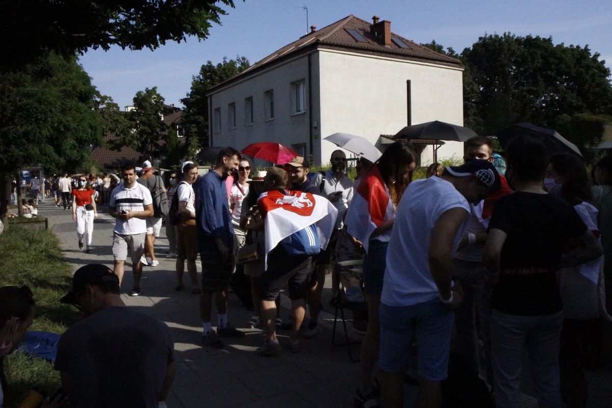 Trwają wybory na Białorusi. Przed ambasadą w Warszawie ustawiła się długa kolejka