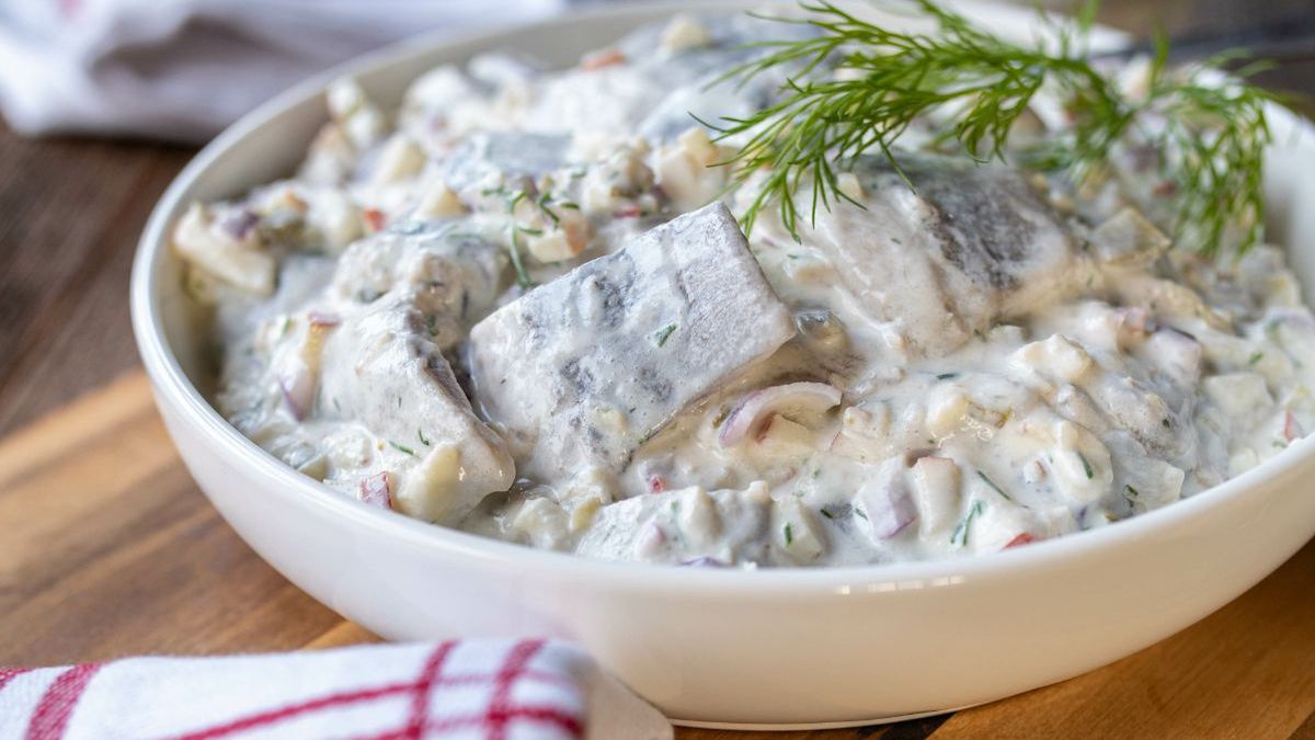 Wyrazisty smak śledzi łagodzą dodatki, takie jak groszek i jajka