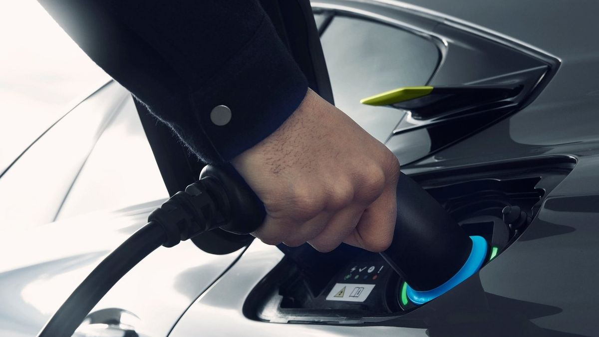 Francuzi mocno idą w elektromobilność i angażują się w produkcję baterii.