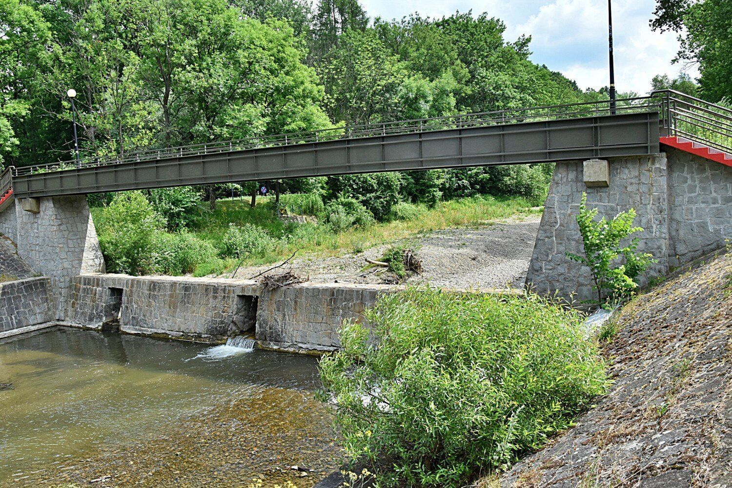 Żwirowa łacha to znak rozpoznawczy. Zaczęła się tworzyć po powodzi w 2010 roku. W kolejnych latach tylko się powiększała