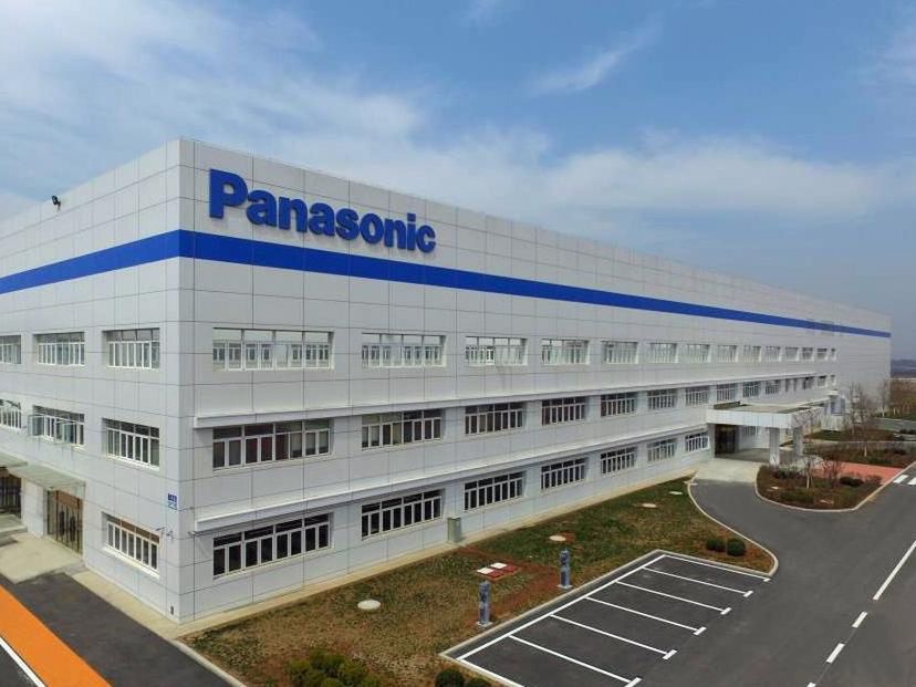 Panasonic musi przyśpieszyć z produkcją baterii. Firma planuje cztery nowe fabryki