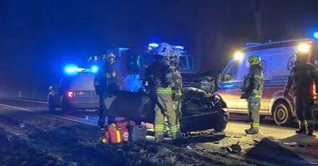 Leżał pod płonącym autem. Nie przeżył. "Kierowca był nietrzeźwy"