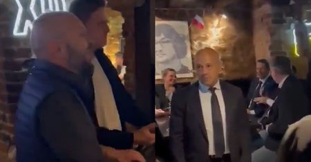 "Śpiewał" Trzaskowskiemu w pubie Mentzena. Ujawniają kim jest