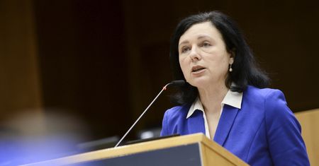 Burza wokół "lex TVN". Głośny apel komisarz Very Jourovej