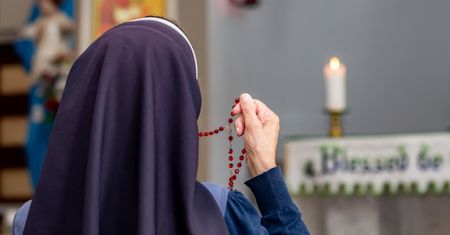 Po sześciu latach odeszła z zakonu. Podczas ostatniej spowiedzi została zwyzywana