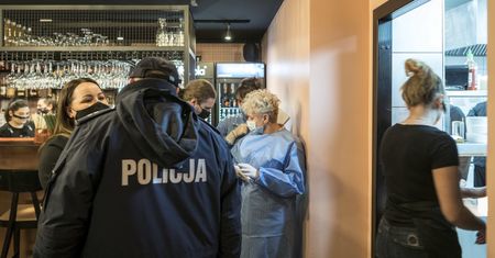 Bunt restauratorów. Policjanci ruszają kontrolować lokale