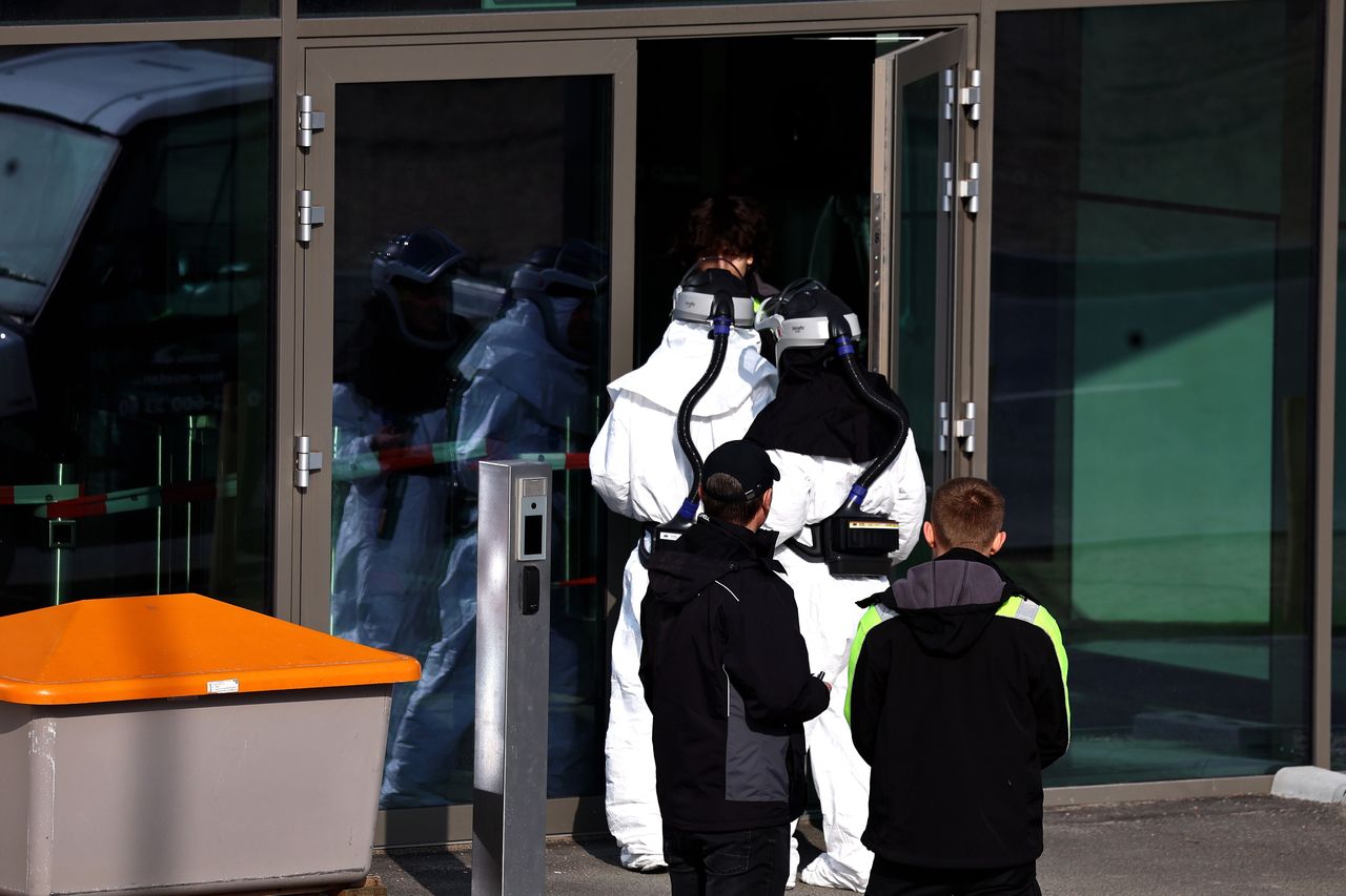 Tesla factory fire brigade checks a plant building at the Tesla Gigafactory in Gruenheide near Berlin, Germany, 05 March 2024. Tesla confirms that production at the Tesla Gigafactory in Gruenheide has been stopped due to a blackout. Brandenburg's Interior Minister Michael Stuebgen announced that, according to initial findings, 'unknown perpetrators had set fire to a high-voltage pylon'. The fire had damaged the high-voltage line to such an extent that the power supply to the neighbouring villages and the Tesla plant had failed. EPA/FILIP SINGER Dostawca: PAP/EPA.