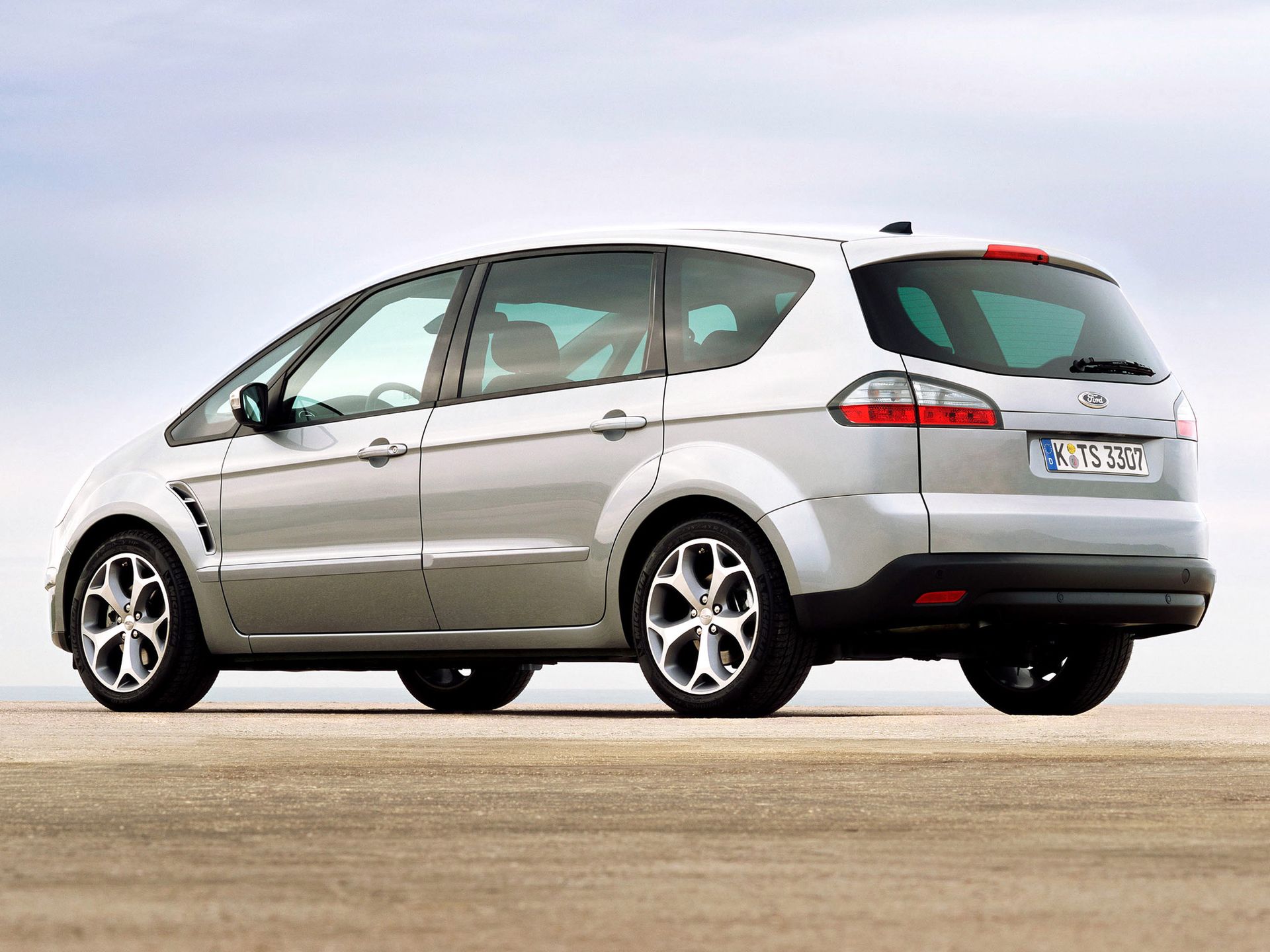 Sylwetka S-Maxa z tyłu - auto wygląda równie dobrze z każdej strony.