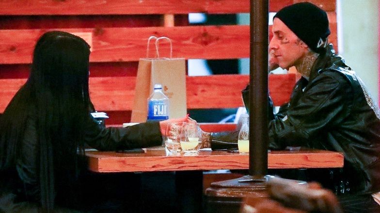 Kourtney Kardashian i Travis Barker trzymają się za ręce w restauracji