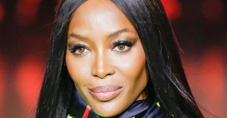 Wiecznie młoda Naomi Campbell pręży się topless w nowej kampanii Calvina Kleina (ZDJĘCIA)