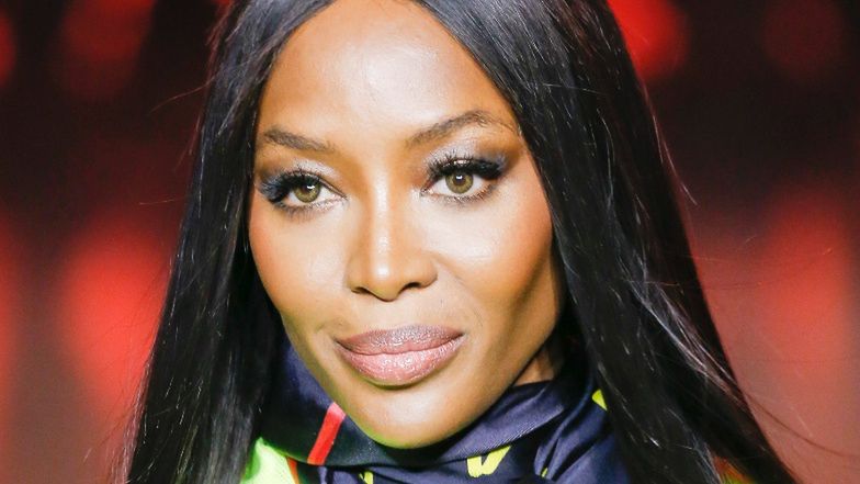 Wiecznie młoda Naomi Campbell pręży się topless w nowej kampanii Calvina Kleina (ZDJĘCIA)