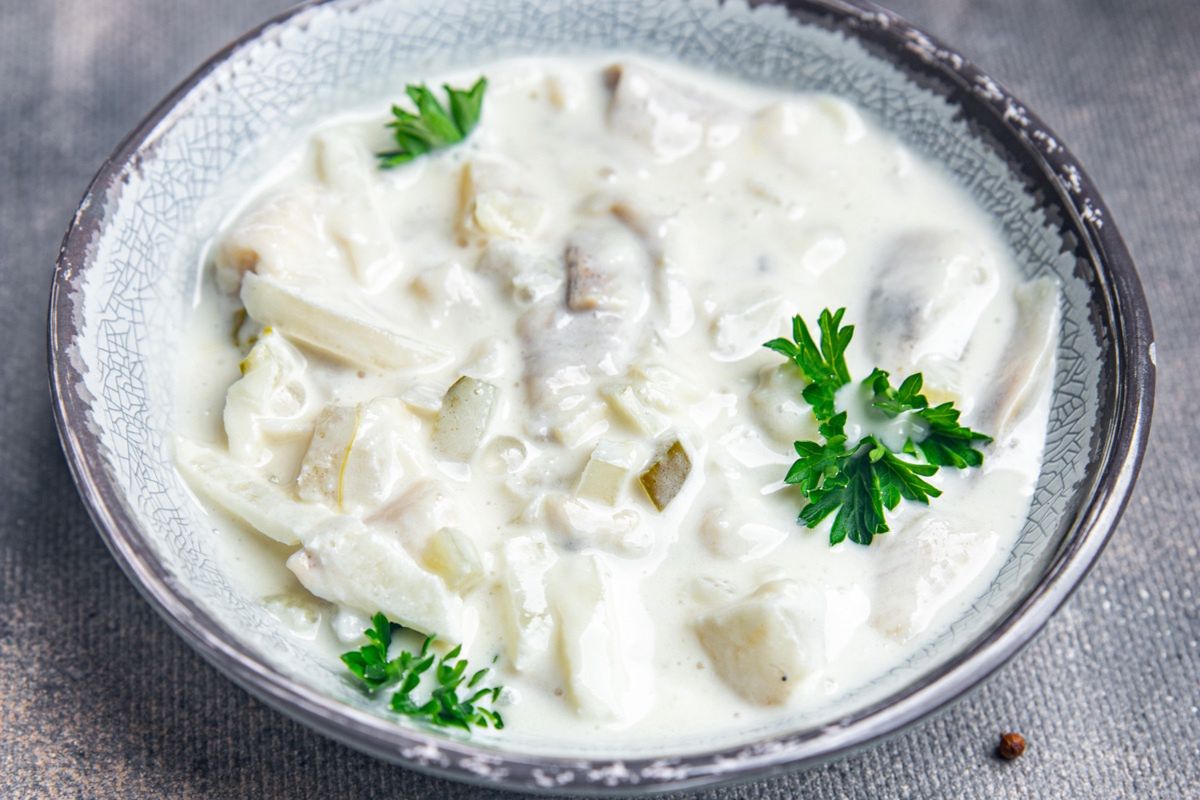 Moja babcia w PRL-u zawsze robiła na sylwestra ten klasyk. Ze stołu do tej pory znika w mgnieniu oka