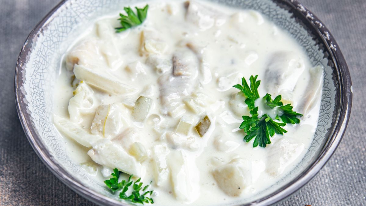 Śledzie w śmietanie z marynowanymi grzybkami