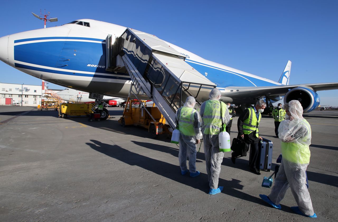 Boeing 747, który przyleciał w niedzielę z Afryki do Amsterdamu, przywiózł pasażera na gapę. To cud, że ukryty nad kołem mężczyzna przetrwał tę podróż 