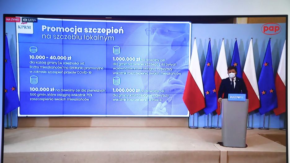 Warszawa, 25.05.2021. Koronawirus w Polsce. Minister-członek Rady Ministrów, szef Kancelarii Prezesa Rady Ministrów Michał Dworczyk podczas konferencji prasowej transmitowanej przez serwis PAP.pl z kancelarii premiera w Warszawie, 25 bm. Szef KPRM poinformował, że 25 bm. w Polsce przekroczony zostanie 50 proc. osób pełnoletnich, które zarejestrowały się w systemie szczepień.  (kf) PAP/Wojciech Olkuśnik