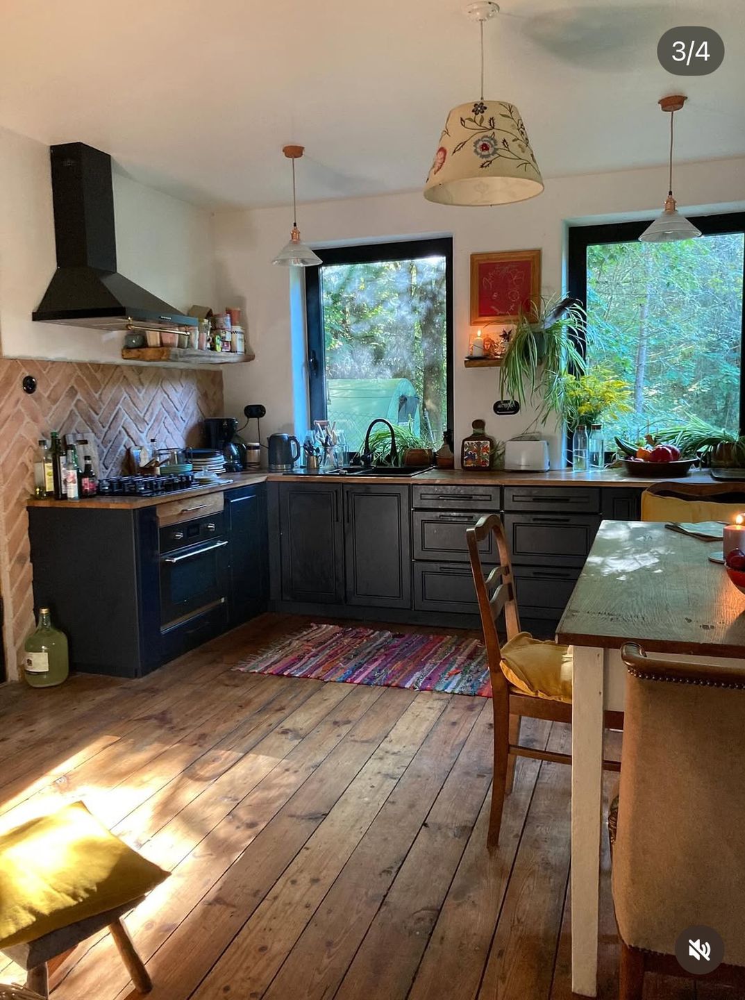 Dom w środku wygląda pięknie i ma ciepły, przytulny klimat