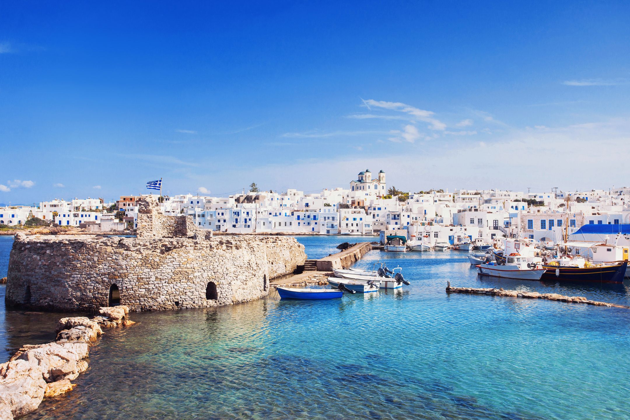 Paros, choć nie jest najpopularniejszą wśród greckich Cyklad, zachwyca architekturą i wspaniałymi widokami