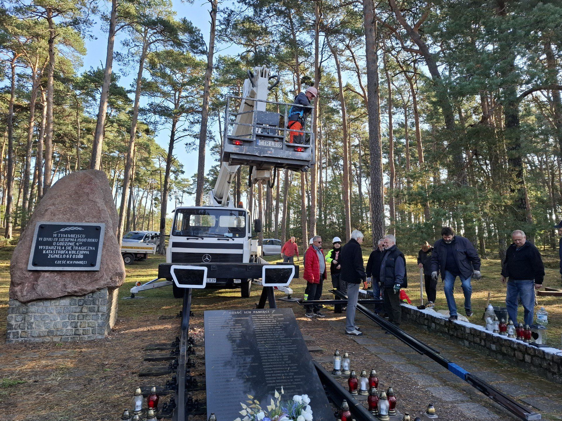 Emerytowani kolejarze skupieni wokół Kolejowej Izby Tradycji działającej na Dworcu Głównym w Toruniu ustawili nowy krzyż w miejscu katastrofy kolejowej pod Otłoczynem. Stary krzyż drewniany, który pojawił się w tym miejscu już we wrześniu 1980 roku, a więc tu po katastrofie, praktycznie się rozpadł.