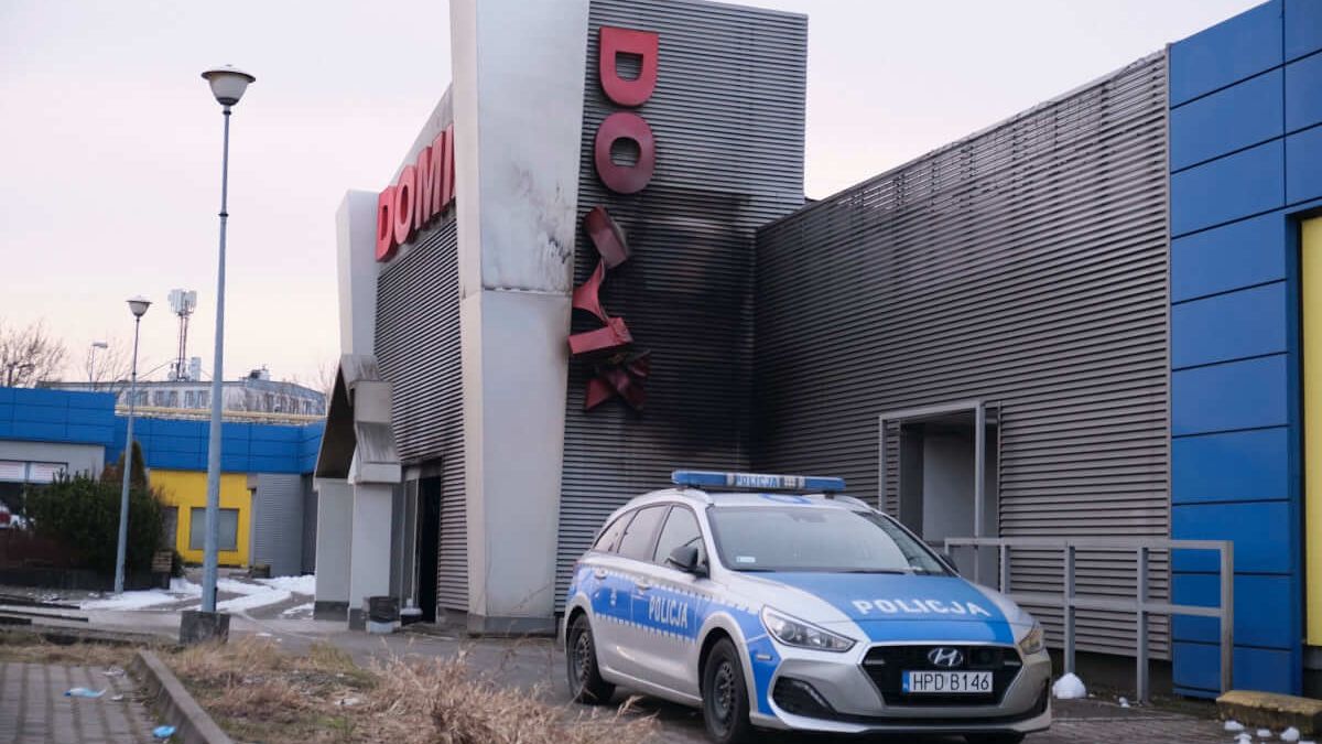 Policjanci pilnujący budynek Domix po pożarze