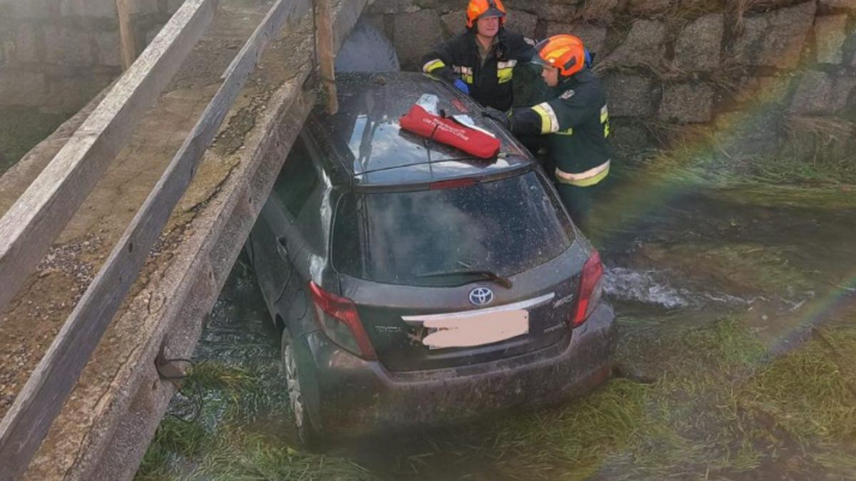 Samochód wpadł do potoku