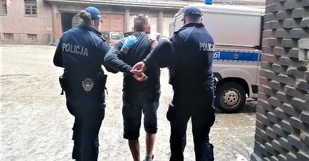 Wrocław. Zaatakował nożem policjantów. Funkcjonariusz miał mnóstwo szczęścia
