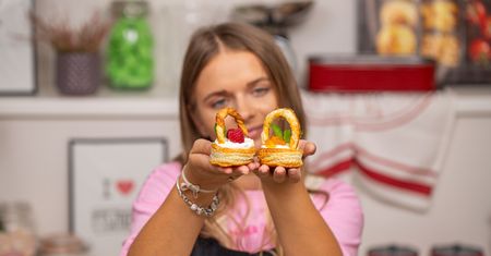Owocowe koszyczki z ciasta francuskiego. Przepis na prosty deser, który robi wrażenie