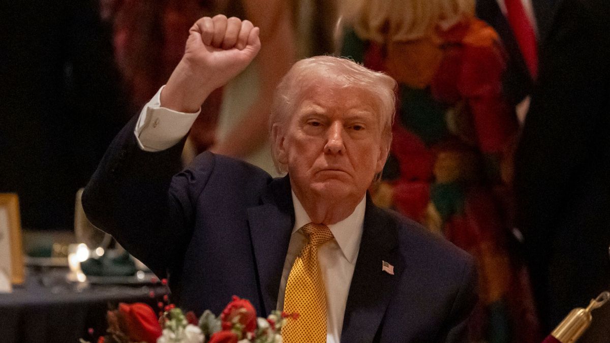 Wigilia z Donaldem Trumpem
President Donald Trump pumps his fist at Christmas Eve dinner at his Mar-a-Lago club, Wednesday, Dec. 24, 2025, in Palm Beach, Fla. (AP Photo/Alex Brandon)
Alex Brandon