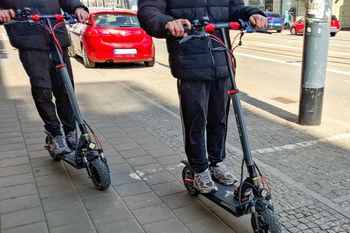 "To idzie w złą stronę". Tyle rodzice wydają na hulajnogi elektryczne