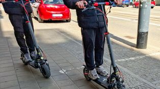 "To idzie w złą stronę". Tyle rodzice wydają na hulajnogi elektryczne