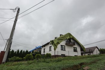 Burze uderzą z pełną siłą. Możliwe podtopienia, grad i zerwane dachy