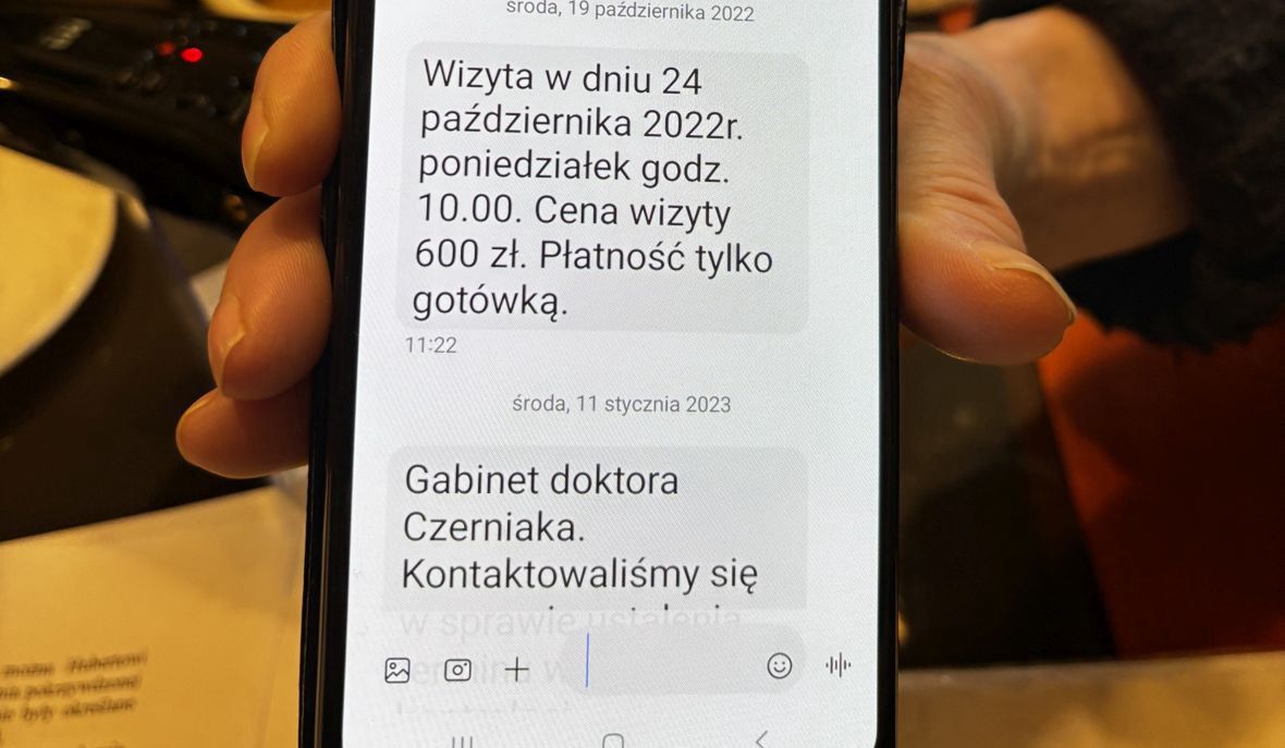 SMS z gabinetu Czerniaka. Nie informuje o tym, że będzie to wizyta u kapłana, a u lekarza