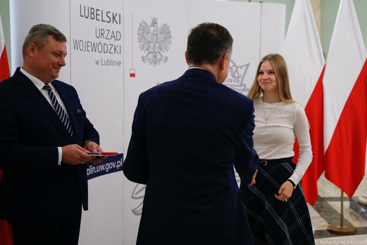 Wojewoda lubelski Lech Sprawka wręczył akty nadania obywatelstwa polskiego
