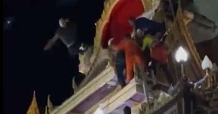 Szokujące sceny w Tajlandii. Rosjanin skoczył z dachu pagody