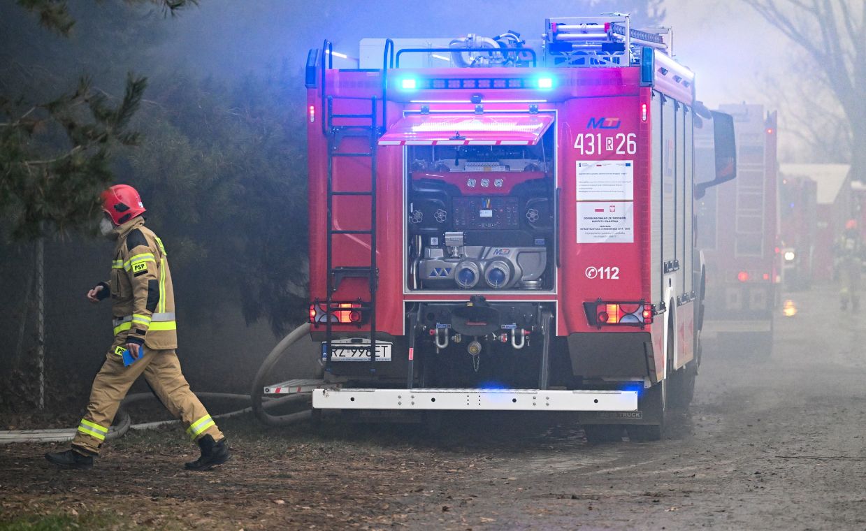 Ogromny pożar pod Poznaniem. Strażacy gaszą halę