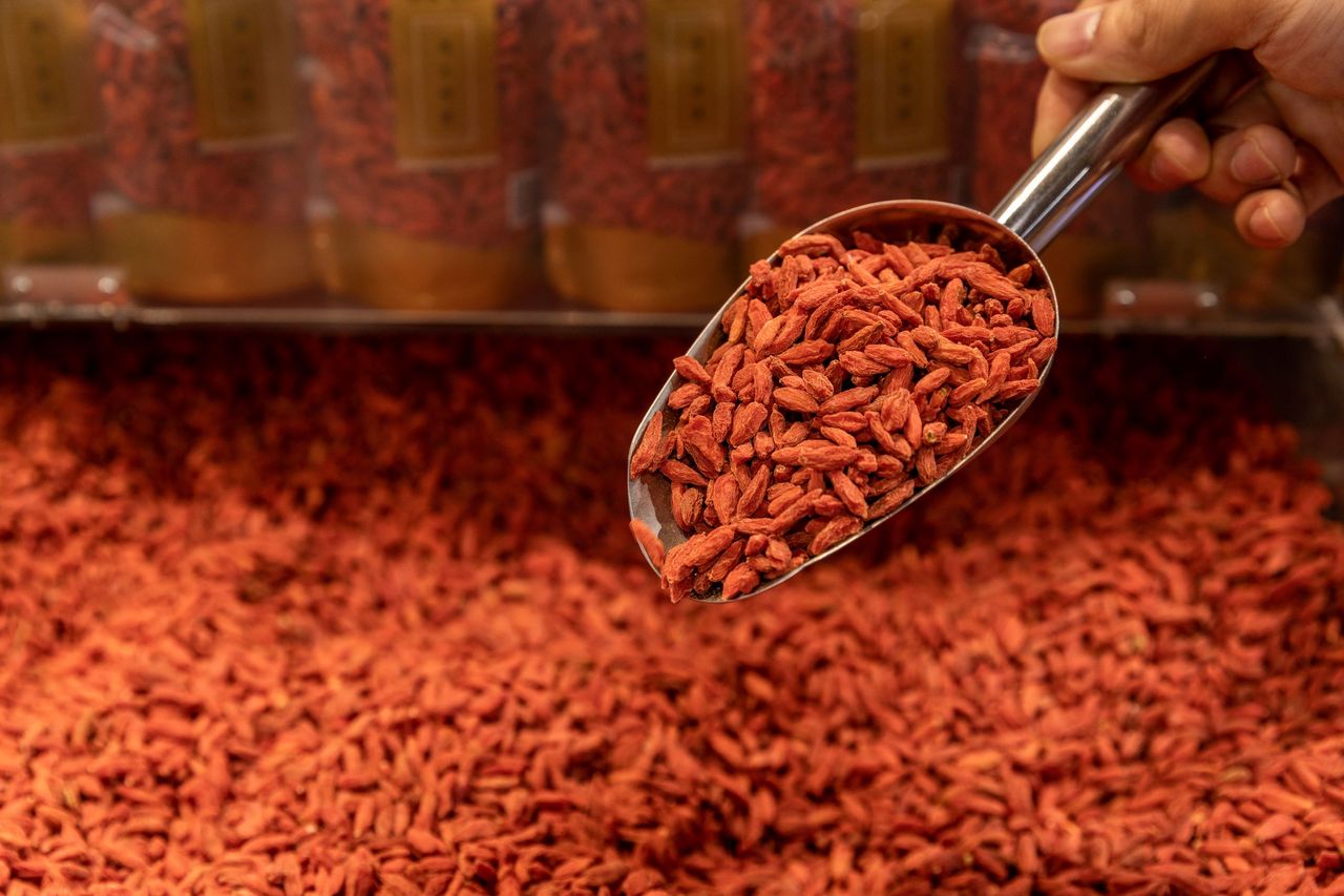 Czerwone owoce z Azji podbijają kuchnie świata. Co tak naprawdę w sobie kryją?