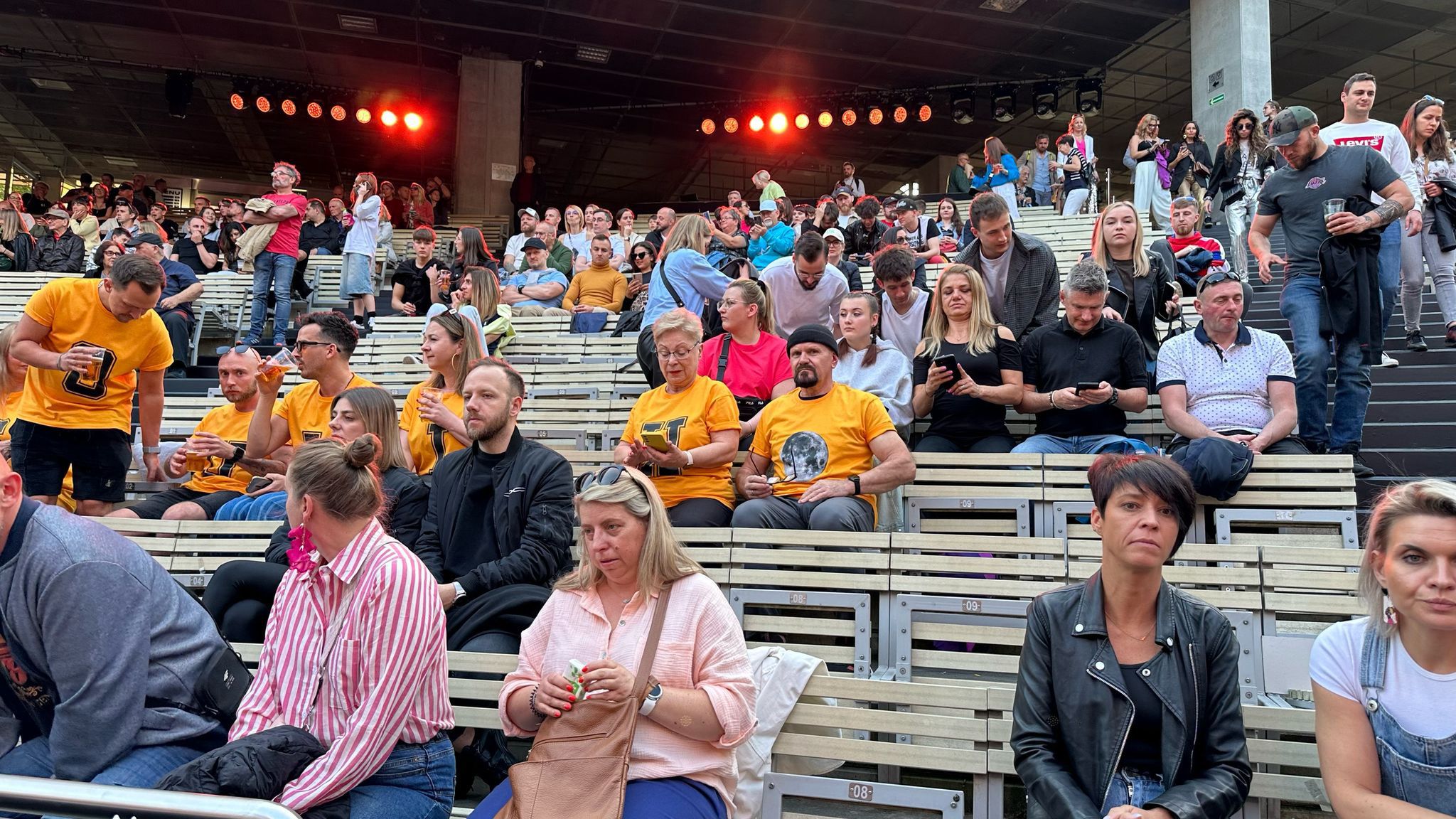 Puste ławki na festiwalu w Opolu 