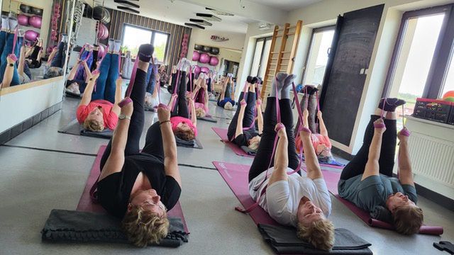 Seniorzy ćwiczą pilates