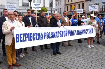 Inowrocław: Tak było na proteście przeciw nielegalnej imigracji na Rynku w Inowrocławiu